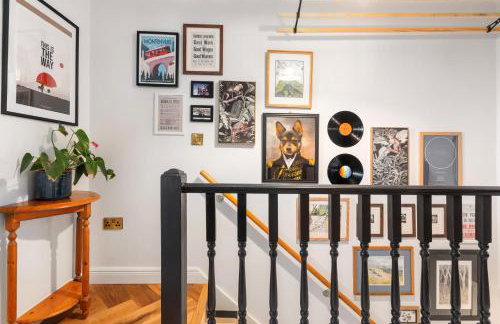 Marlow - Three Bedroom House - Parking - Photo 12