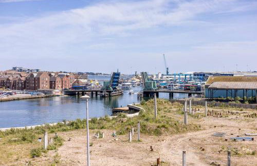 Sun-Soaked- Charming Views Overlooking the Harbour - Photo 22