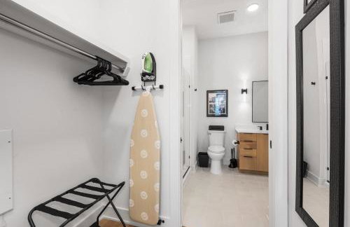 East Nash Condo for 4 with Public Rooftop Near DT - Foto 17