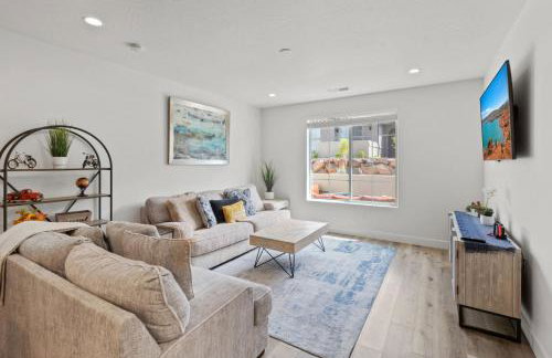 Adventure Base Camp Pet Friendly with Resort Living Pool, Arcade, Pickle-ball - Foto 2