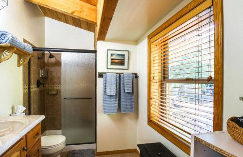 Hot Tub and Games! Lakeside Sherwood Forest Cabin - Foto 13