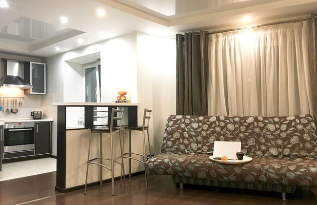 Apartment on Okeanskiy Pr. 100 - Photo 1