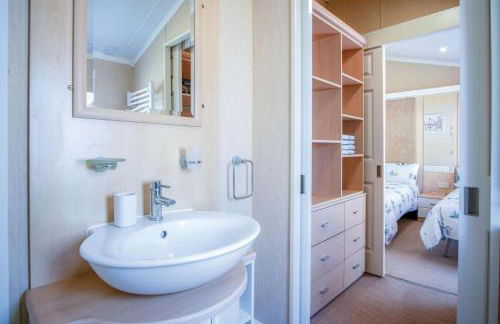 Manor 5 Lodge - 2 Bedroom Lodge - Pendine - Photo 62