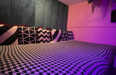 Manchester's ONLY themed slumber party suite for 8 with makeup room - Photo 8