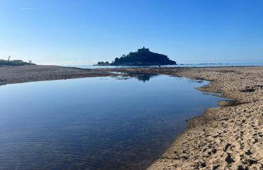 Central Penzance, Modern stylish home, Near Seafront with Gated parking - Photo 2