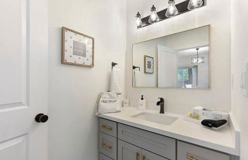 East Sac Getaway, Walking Distance to Hospitals - Photo 24