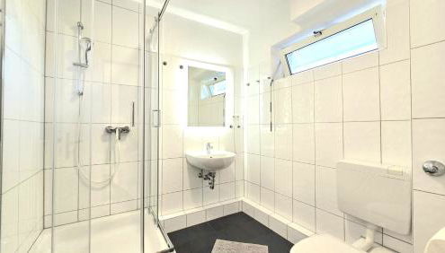 Modern 2-Room Apartment with Free Parking & Free Wi-Fi in Iserlohn - SW01 - Foto 4, towels, Shower