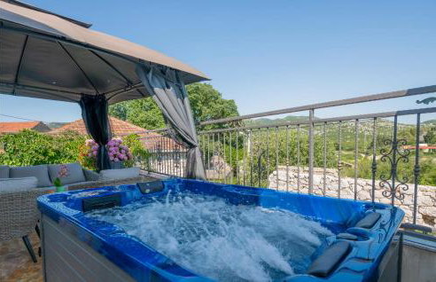 Awesome Home In Ploce With Jacuzzi - Foto 1