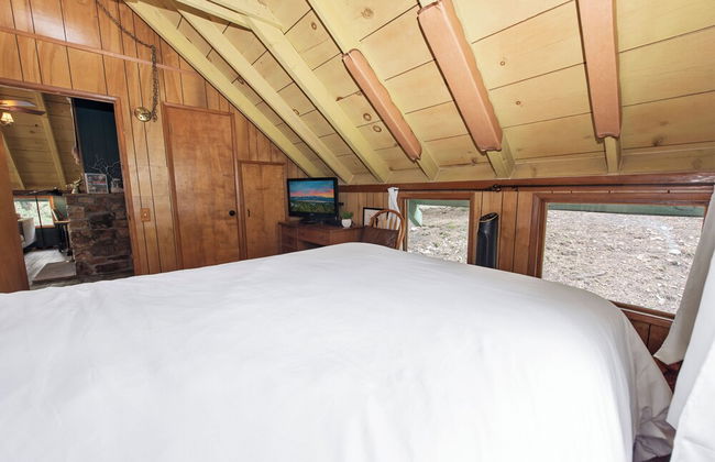 Rest N Relax Inn - Beautiful chalet-style cabin features dramatic forest and slope views! - Foto 11
