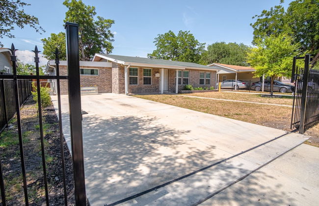 Splendid Gated 4 BR 2 BA Home Near Downtown - Foto 31