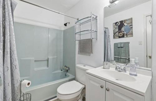 Next Stop! Comfort! 3 BR Near Amtrak Station! - Foto 9