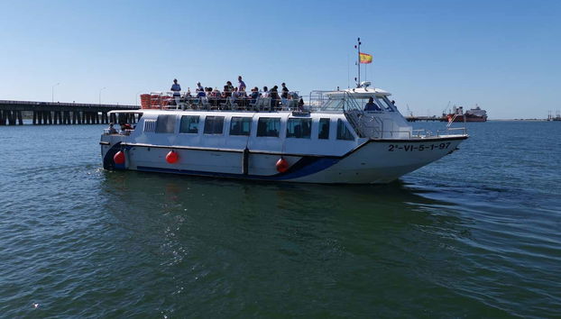 Nave durante il giro in barca sull'estuario di Huelva