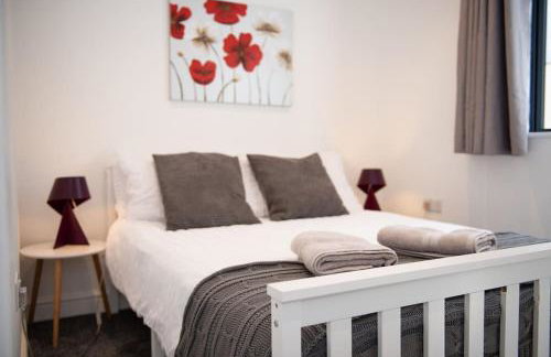 Daisy Lodge - Spacious Two Bed Flat - Parking, Netflix, WIFI - Close to Blenheim Palace & Oxford - F1 - Photo 16