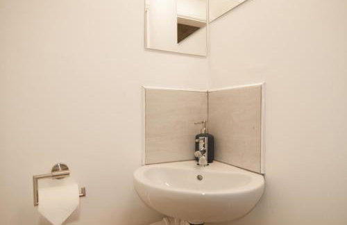 The Wellington - Stylish 3-Bedroom House, Sleeps 8, Ideal for Professionals - Photo 51