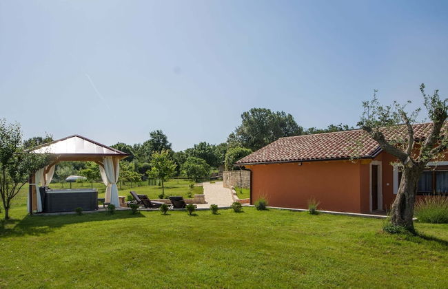 Attractive Holiday Home with Pool, Hot Tub, Patio, Courtyard - Foto 15