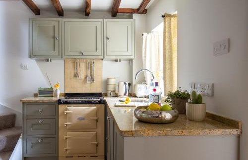 Climbing Rose Cottage - Dog Friendly - Peaceful Cotswold Cottage - Photo 25