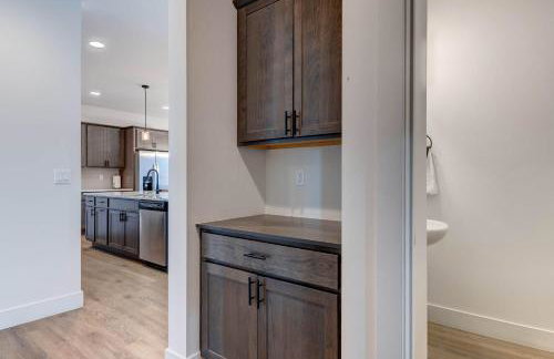 Scenic Modern Home with Private Patio & Fireplace - Foto 21