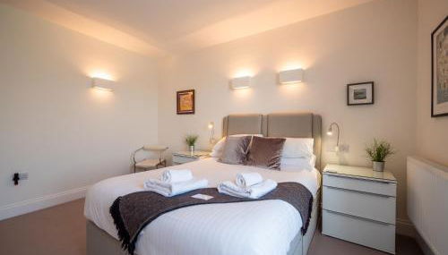 Riverside Apartment with Stunning Views & Patio - Foto 5