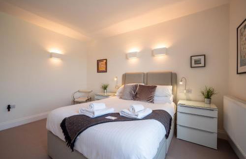 Riverside Apartment with Stunning Views & Patio - Foto 5