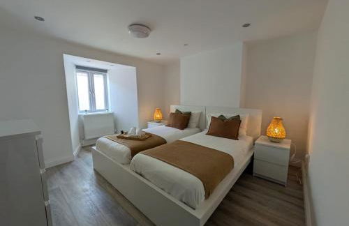 Modern Central Apartments with Balcony - Photo 16