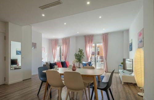 Modern, Stylish & Comfortable Apartment - Photo 6