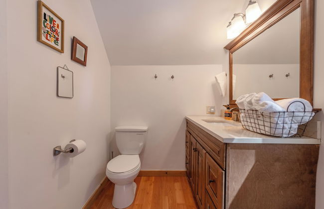 Cozy Cabin Private Hot-Tub Walk to Lake by Sierra Getaways - Foto 16