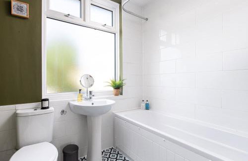 Charming Family Home with Stoves, Garden & Parking - Foto 33