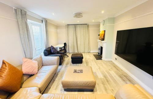 Modern 4BR House with Parking, 8 Mins to Gatwick Airport - Foto 17