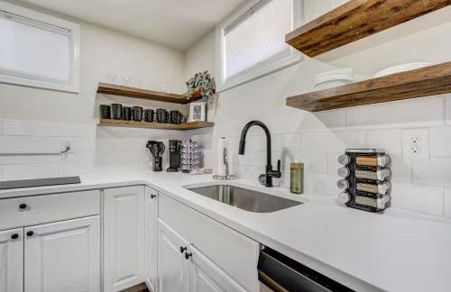 Quiet Basement Retreat | King Bed, Firepit, Yard - Foto 8