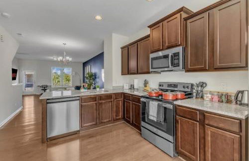 3BR Townhouse King Bed Garage Near NC State - Foto 13