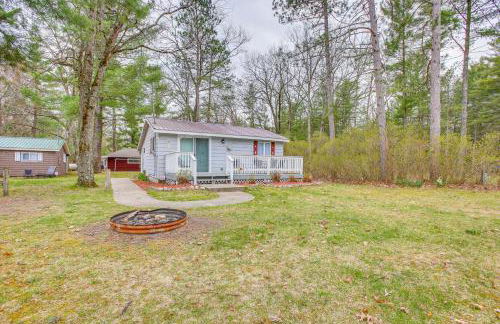 Cozy Wellston Cabin - Walk to Crystal Lake! - Foto 19