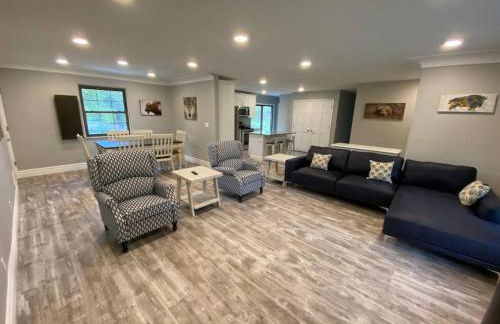 Private 4 Bedroom Home with a hot tub - Foto 3