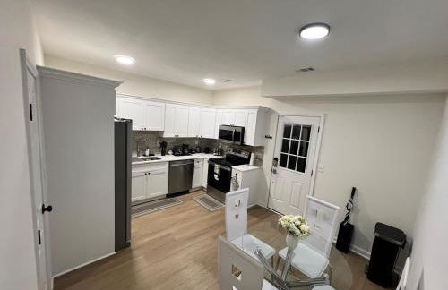 Modern Basement Retreat 2BR King suite - Foto 8