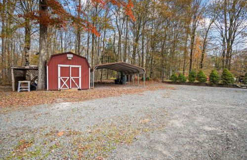 Relaxing Pocono Stay Near Lake with Hot Tub & BBQ - Foto 47