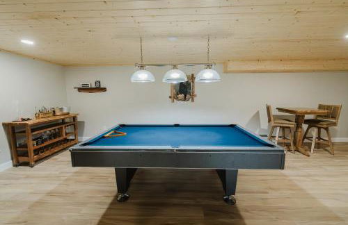NEW! Modern Getaway - Hot Tub l Fire Pit l Pool table - Foto 25