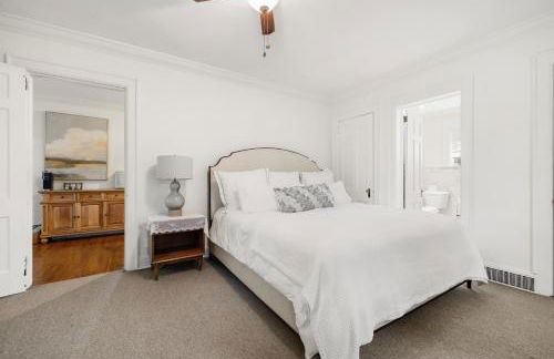 Stylish Mountain Retreat with Sunroom and Pergola - Foto 37