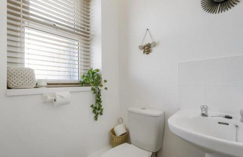 Bright Apartment w Parking & Distant Sea Views - Foto 22