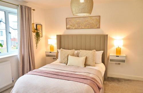 Chic Family Home with Garden Fire Pit & Event Space, Hot Tub - Foto 6