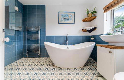 Whimsical Countryside Escape with Sprawling Garden - Foto 22