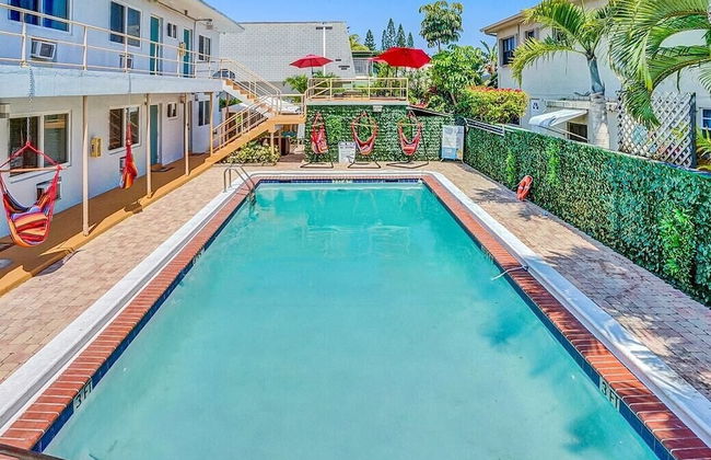 Waterfront Studio Hollywood Boardwalk Pool - Photo 16