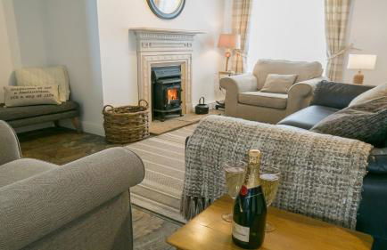 Sailors Return - Photo 2