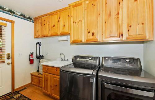 Teakwood Cozy Wood Cabin with Fireplace - Photo 57