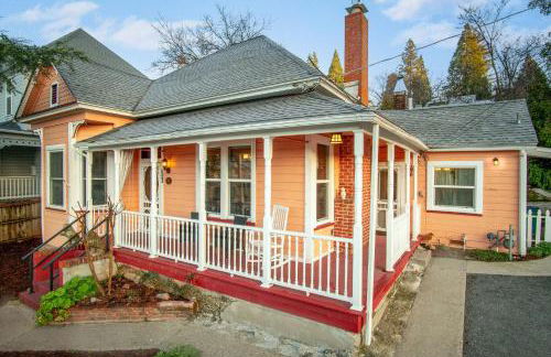 The Golden Parlor- Historic Victorian, Hot Tub - Foto 55