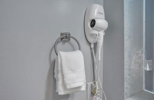 Shades of Gray 4BR Home w Mini Fridges - Foto 33