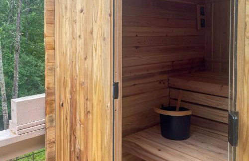 Hot Tub + Fire Pit: Modern North Carolina Retreat - Foto 31