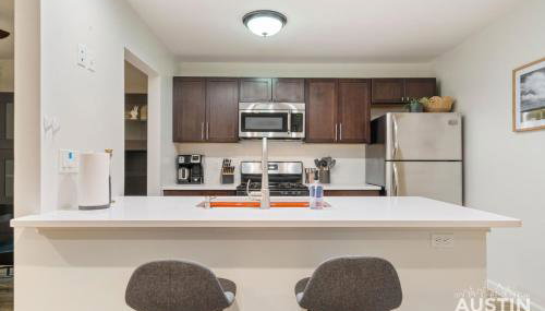 1BR 1BA Pet Friendly Condo w Pool, Gym, Walk to SoCo and Lake by Austin Vacay - Foto 3