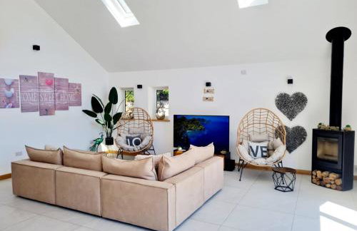 4 Bed Villa Sleeps 8 -private Terrace-free Parking - Foto 1