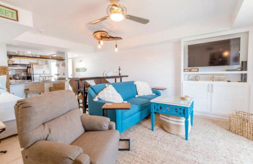 Stunning Ocean Views STEPS from the Beach with Pool! Fabulous 4th Floor Studio! - Foto 7