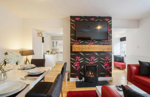 Bamburgh - Sleeps 8 - 3 Bedrooms 2 Bathrooms - Secure Garden - Dogs Stay For Free - Stunning Beach Walks and Views - Log Fire - Outdoor Seating and Eating - Off Street Parking - Quiet Rural Location - Fast Wifi - Foto 13