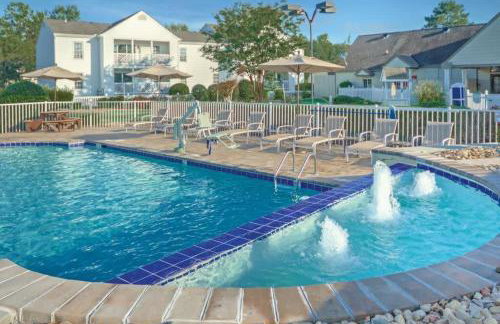 Charming 2BR Colonial Apartment with Resort Access - Foto 33